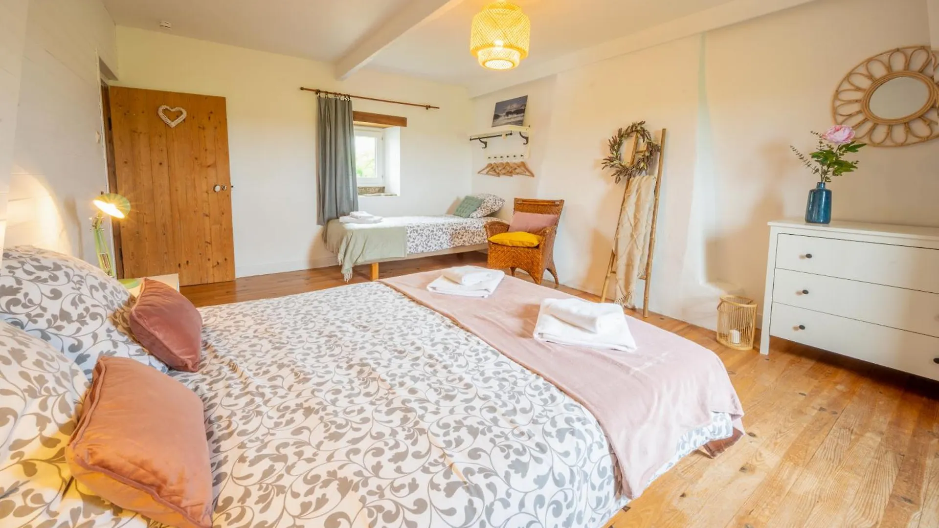 Ker Gana Sauna, Jacuzzi, Poele A Bois Plourin  Hébergement de vacances Plourin (Finistere)