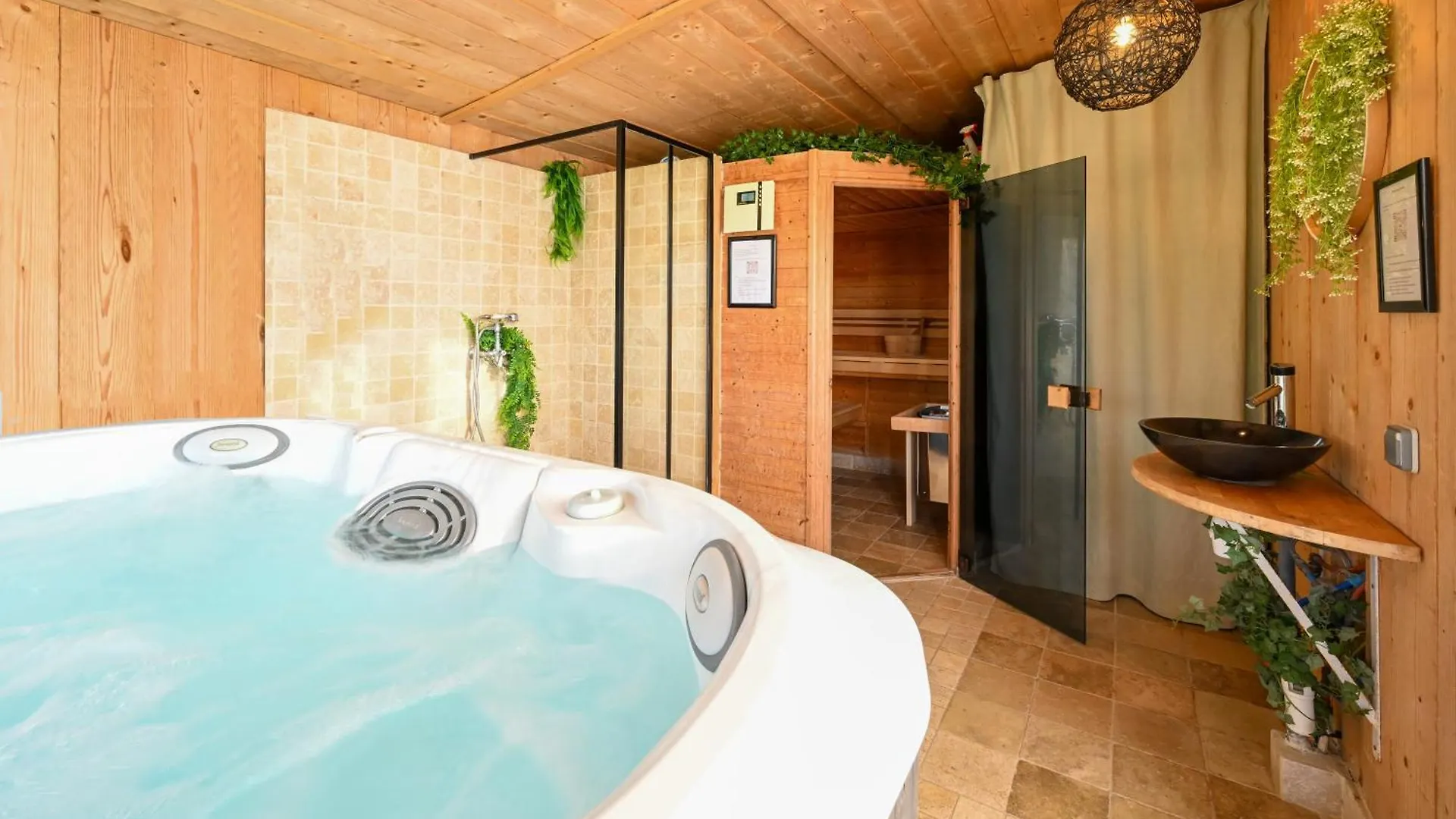 Ker Gana Sauna, Jacuzzi, Poele A Bois Plourin